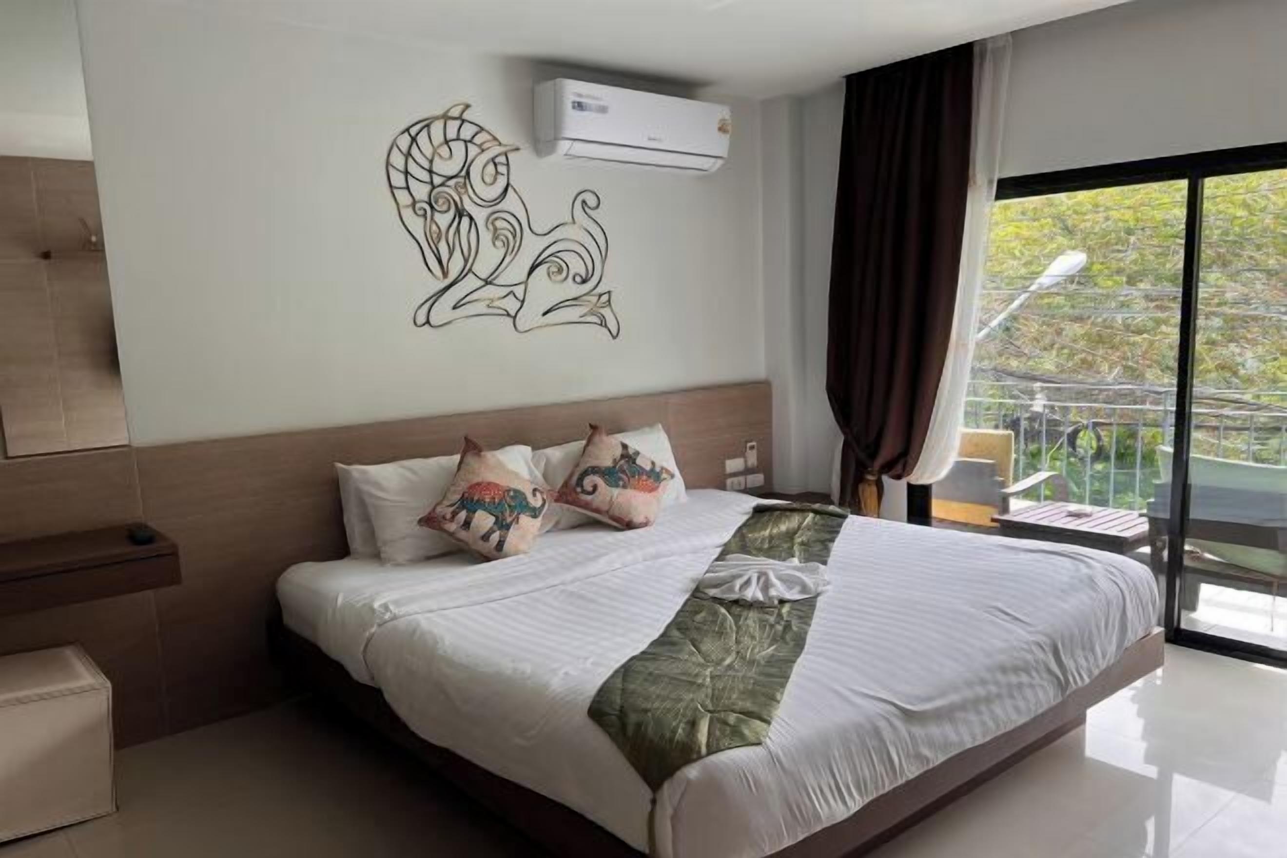 In-room safe, desk, free WiFi