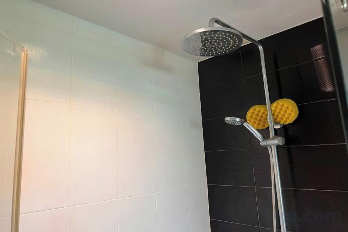Shower, rainfall showerhead, free toiletries, towels