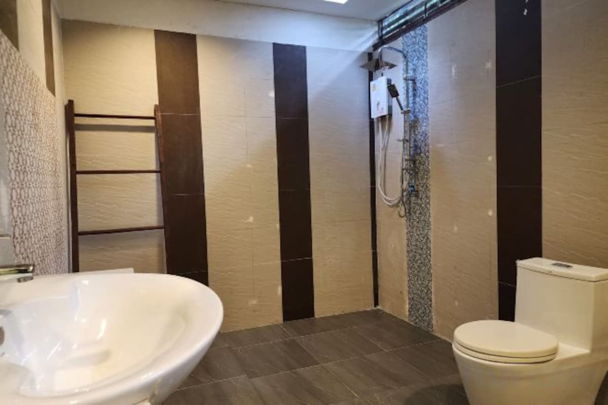 Bathroom | Shower, rainfall showerhead, free toiletries, towels