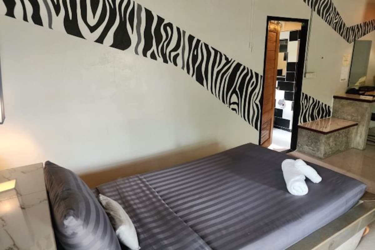 WiFi (free), bed sheets