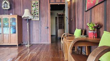 Suite 1 | Free WiFi, bed sheets