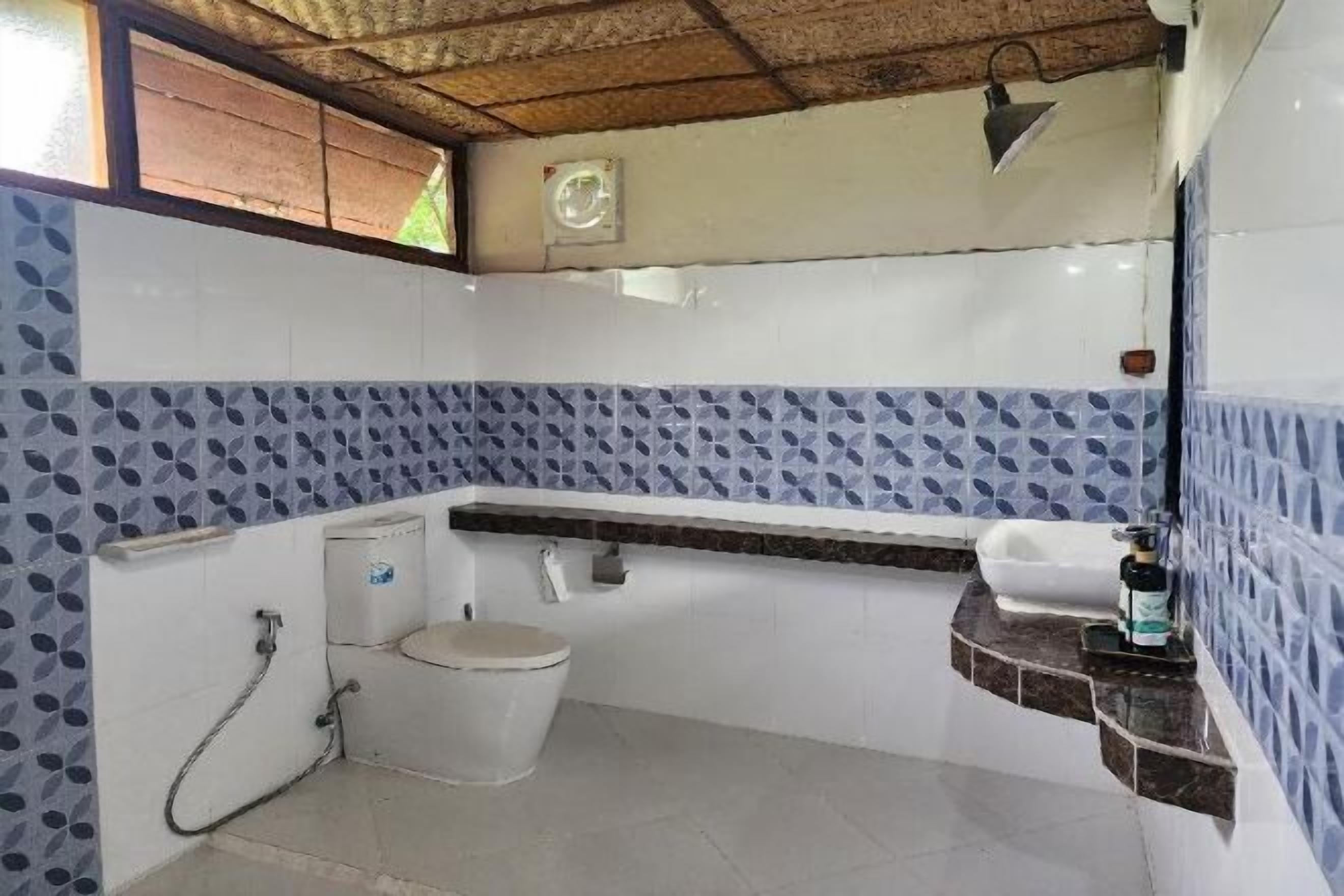 Badkamer | Een douche, een regendouche, gratis toiletartikelen, handdoeken