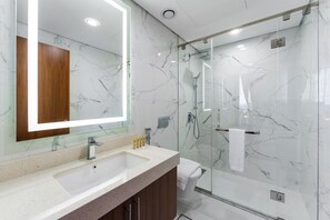 Dusche, Haartrockner, Handtücher, Toilettenpapier