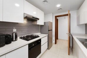 冷蔵庫、電子レンジ、オーブン、コーヒー / ティーメーカー