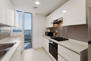 Fridge, microwave, oven, coffee/tea maker