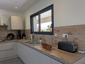 Kjøleskap, mikrobølgeovn, ovn og kokeplater