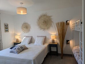 3 chambres, fer et planche à repasser, lit parapluie, Wi-Fi gratuit