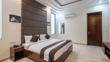 Deluxe Room, Balcony | Desk, laptop workspace, blackout curtains, soundproofing