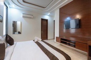 Deluxe Room, Balcony | Desk, laptop workspace, blackout drapes, soundproofing - Saavi Hotel Sector- 46 (Gurugram)