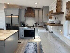 Fridge, microwave, oven, stovetop - Fountain View - 2 ponds, recent reno, Farmhouse Chic! (Milford)