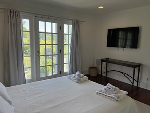 3 bedrooms, iron/ironing board, free WiFi - Private Countryside Oasis (Treadwell)