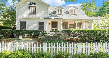 Charming downtown home with wifi and full kitchen - dog-friendly