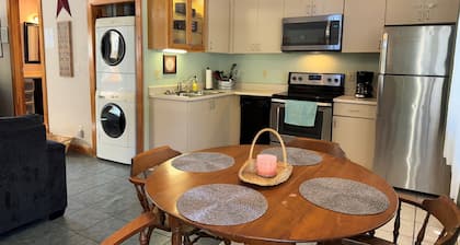 Lindsey's Cottage - 1 mile to the park!