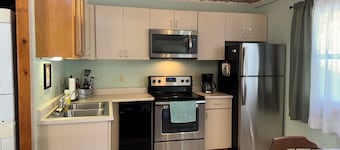 Lindsey's Cottage - 1 mile to the park!