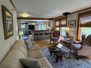 Smart TV, books - Pindar's Pond - Private Pond ~ fenced in yard! (Oneonta)