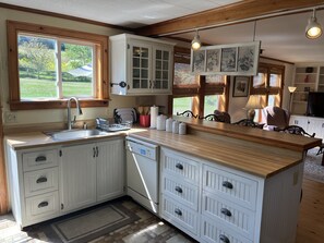 Fridge, microwave, oven, stovetop - Pindar's Pond - Private Pond ~ fenced in yard! (Oneonta)