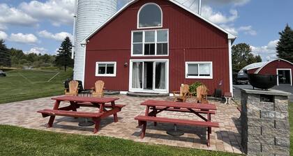 Red Barn Retreat - Renovated Barn w/ huge patio near to CDP