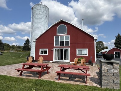 Red Barn Retreat - Renovated Barn w/ huge patio near to CDP