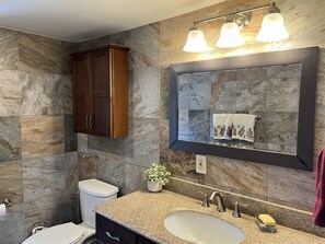 Dusche, Haartrockner, Handtücher