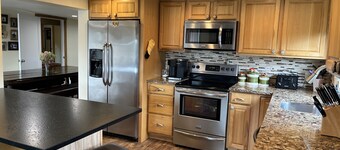 Red Barn Retreat - Renovated Barn w/ huge patio near to CDP