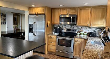 Red Barn Retreat - Renovated Barn w/ huge patio near to CDP