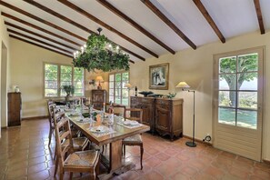 コンフォート ヴィラ ガーデンビュー | リビング エリア | LED テレビ