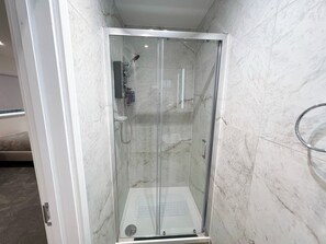 Hair dryer, towels, soap, toilet paper - Cosy 1-bed studio flat w WiFi in Euston, Islington (London)