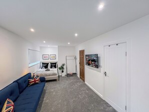 1 chambre, fer et planche à repasser, draps fournis