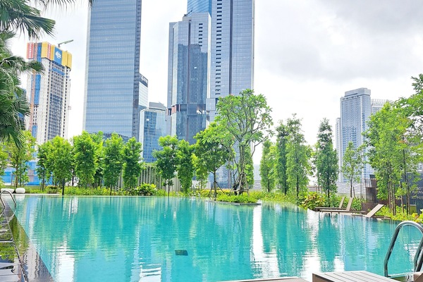Una piscina al aire libre