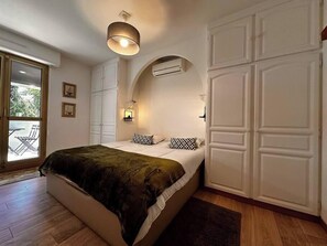 1 chambre, bureau, fer et planche à repasser, lit parapluie
