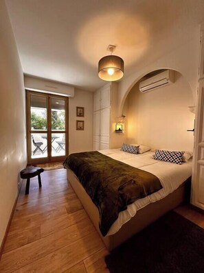 1 slaapkamer, een bureau, een strijkplank/strijkijzer, reisbedje