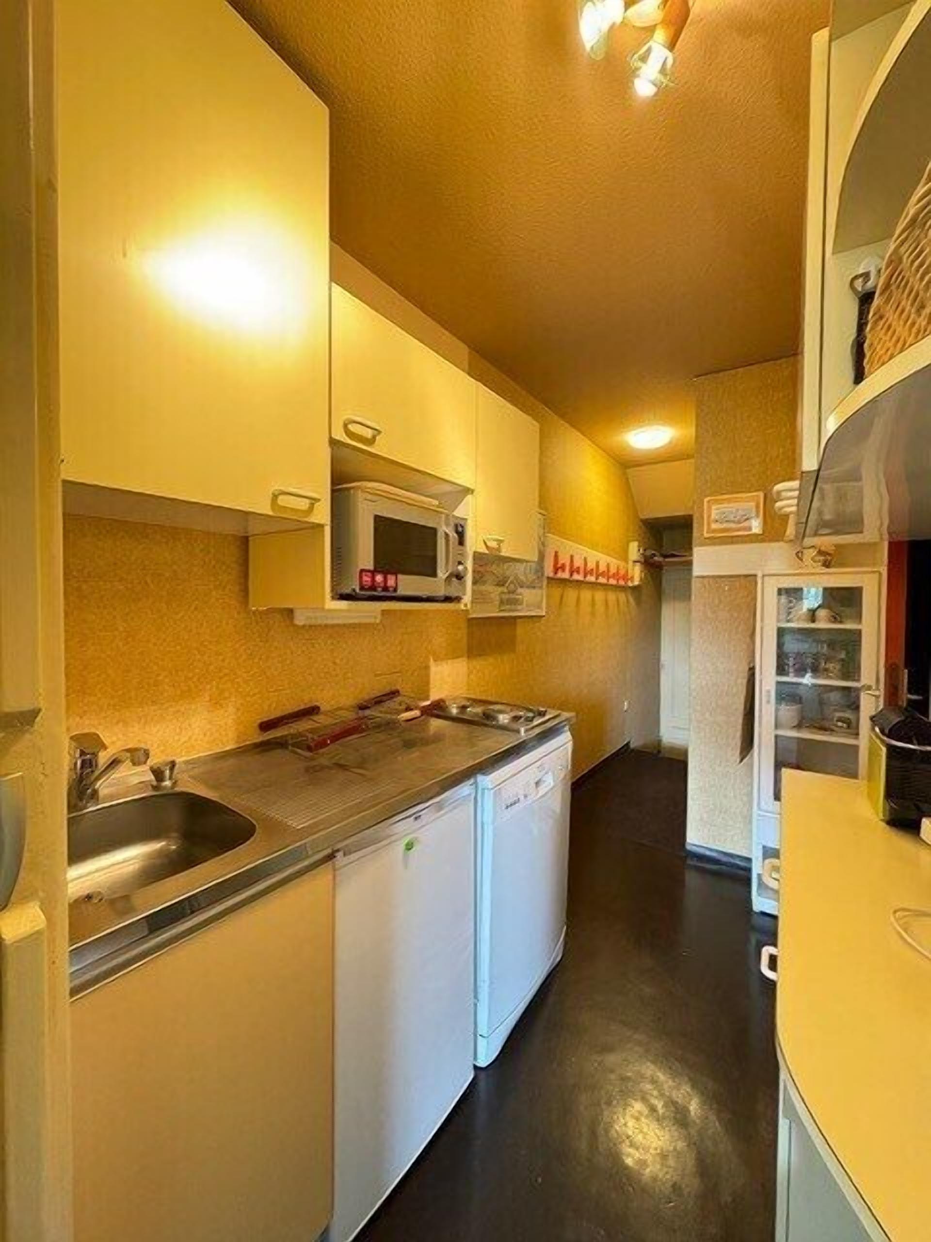 Microwave, oven, dishwasher, coffee/tea maker