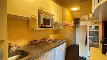 Microwave, oven, dishwasher, coffee/tea maker