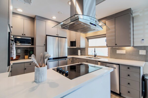 Fridge, oven, stovetop, dishwasher