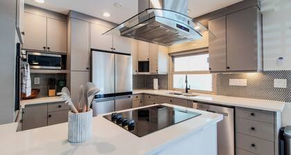 Centrally Located 3bd w/ Pool - Beach Nearby