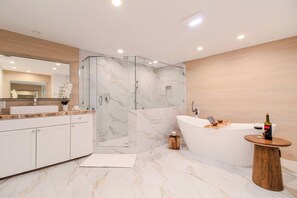 Douche, serviettes fournies, savon, shampoing