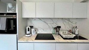 Kaffetrakter/tekoker, kjøleskap, mikrobølgeovn og ovn