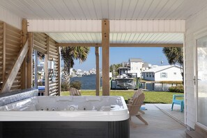 Outdoor spa tub
