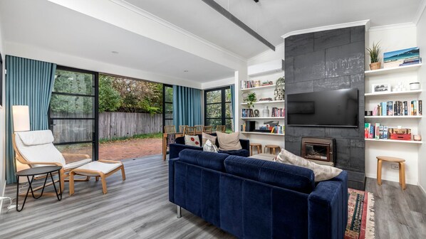 Smart TV - Lovely 3 Bedroom Home In Ainslie ACT (Ainslie)