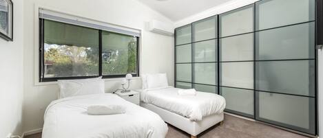 3 habitaciones, escritorio, wifi gratis y ropa de cama