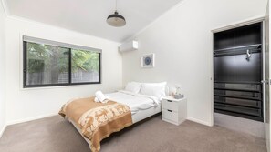 3 多间卧室、办公桌、免费 WiFi、床单