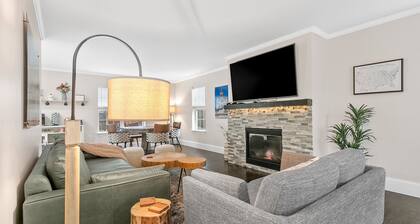 Near Packers Stadium- Hot tub, screened in Porch and over 3400 sq ft!