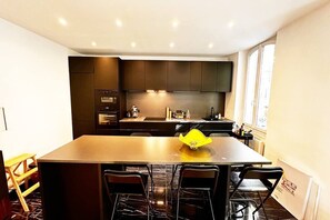 Fridge, microwave, dishwasher, coffee/tea maker