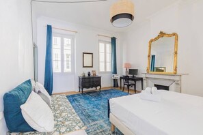 5 室のベッドルーム、デスク、アイロン / アイロン台、旅行用ベビーベッド