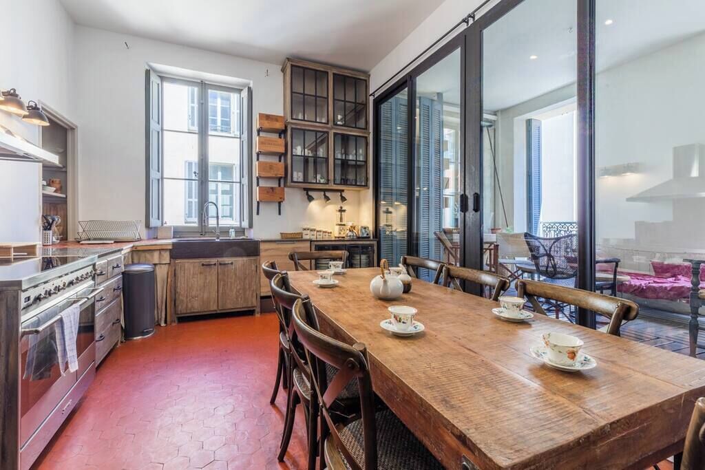 Een koelkast, een microgolfoven, een oven, een vaatwasser