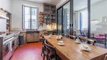 Een koelkast, een microgolfoven, een oven, een vaatwasser