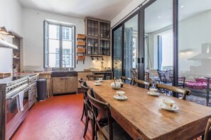 Een koelkast, een microgolfoven, een oven, een vaatwasser