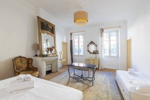 5 slaapkamers, een bureau, een strijkplank/strijkijzer, reisbedje