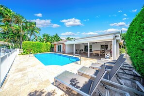 Outdoor pool, a heated pool - Heated Pool & Waterfront! Kayaks + Pool Table! (Fort Lauderdale)