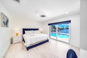 5 bedrooms, desk, iron/ironing board, travel crib - Heated Pool & Waterfront! Kayaks + Pool Table! (Fort Lauderdale)